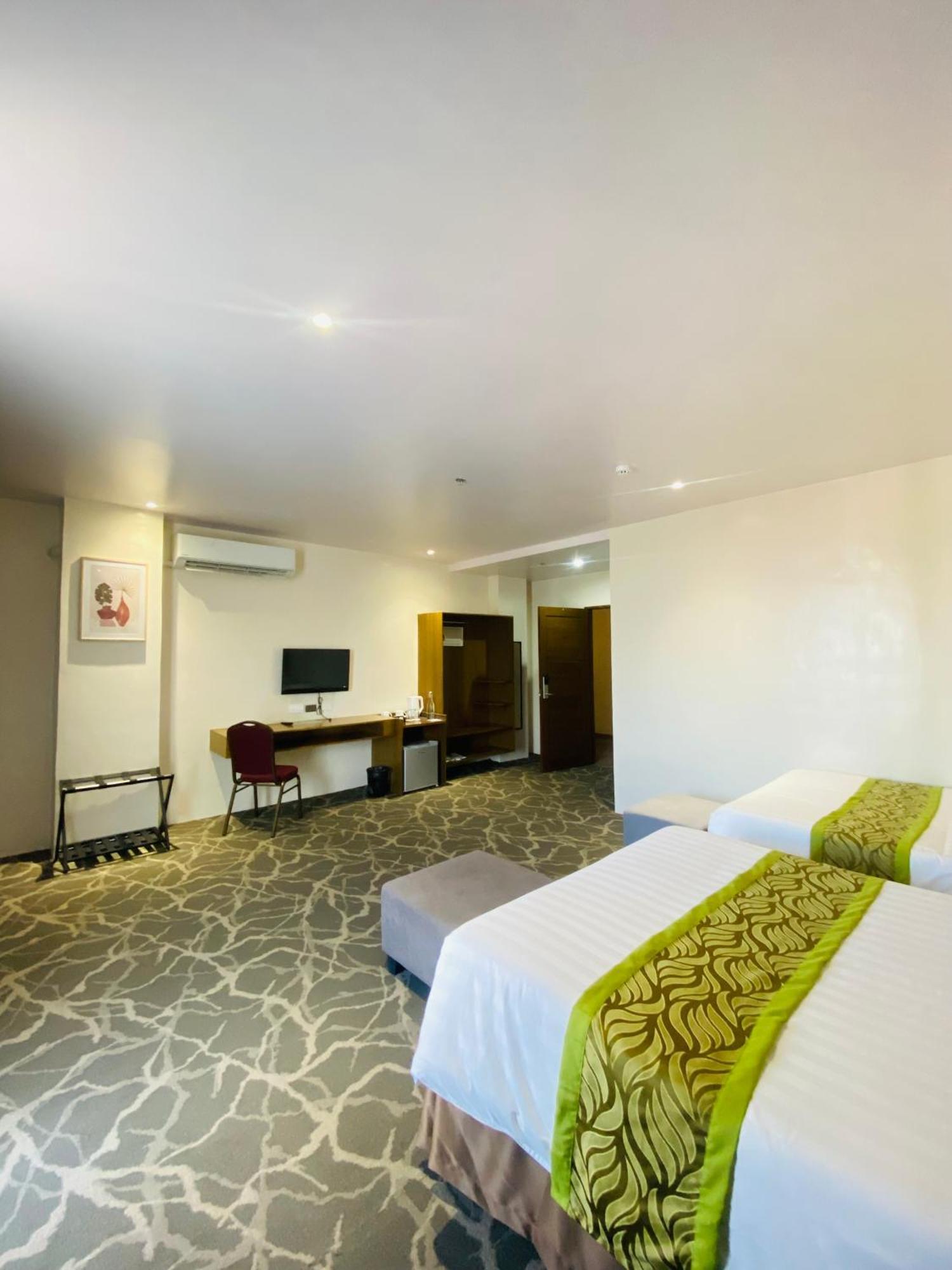 Maxi Hotel And Event Center Тагбиларан Экстерьер фото