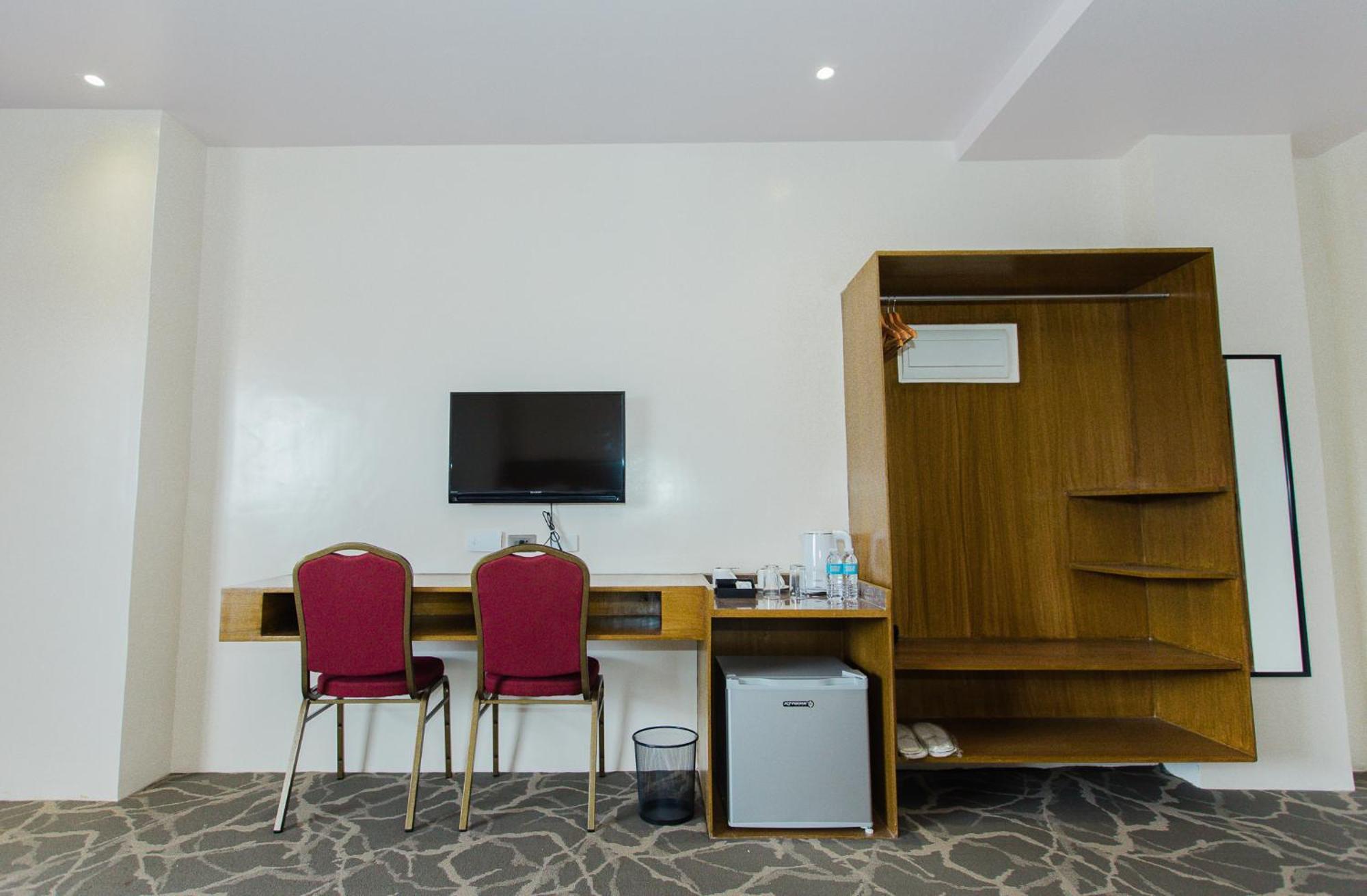 Maxi Hotel And Event Center Тагбиларан Экстерьер фото