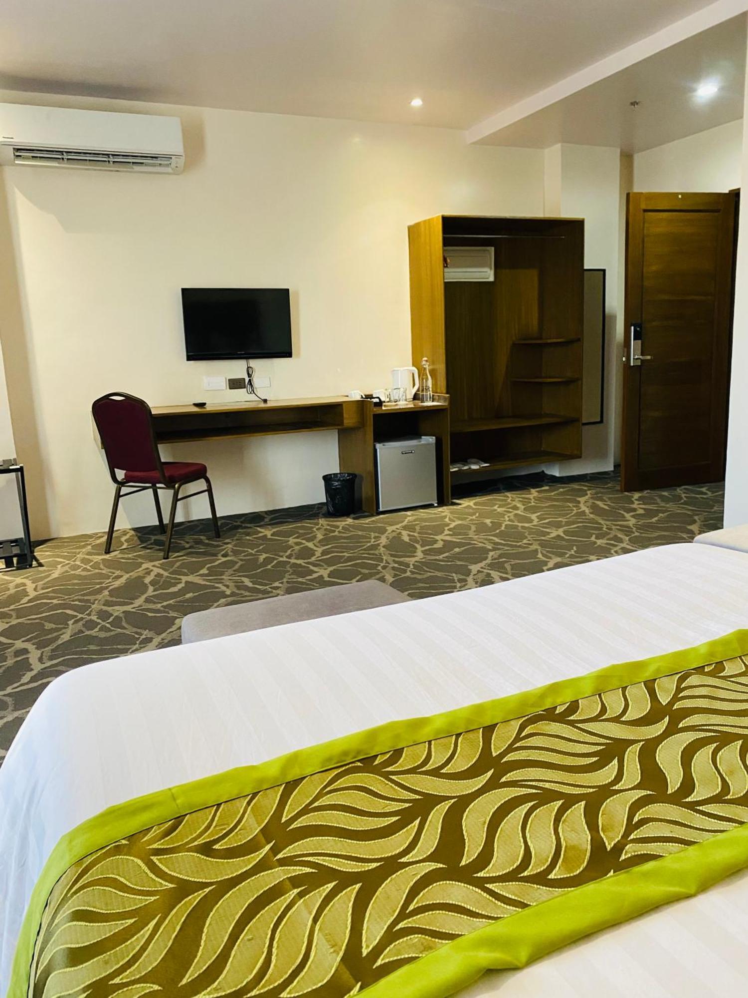 Maxi Hotel And Event Center Тагбиларан Экстерьер фото