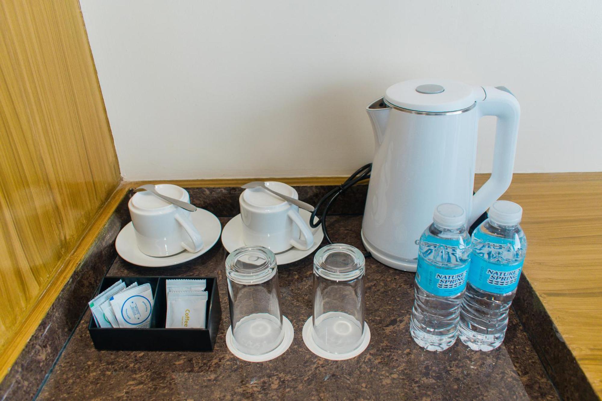Maxi Hotel And Event Center Тагбиларан Экстерьер фото