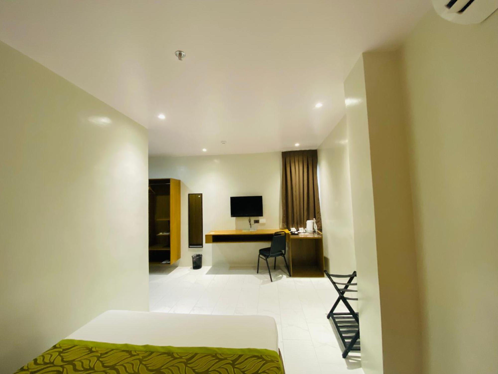 Maxi Hotel And Event Center Тагбиларан Экстерьер фото