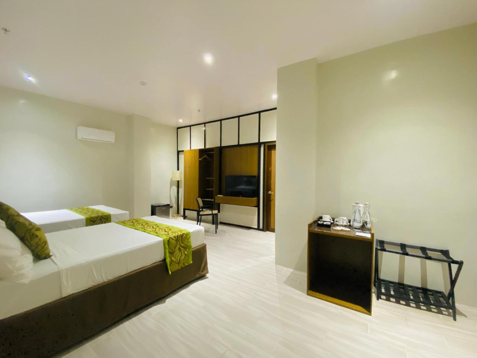 Maxi Hotel And Event Center Тагбиларан Экстерьер фото