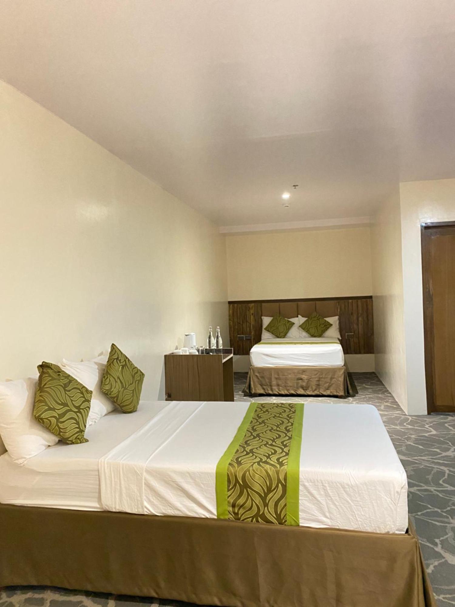 Maxi Hotel And Event Center Тагбиларан Экстерьер фото
