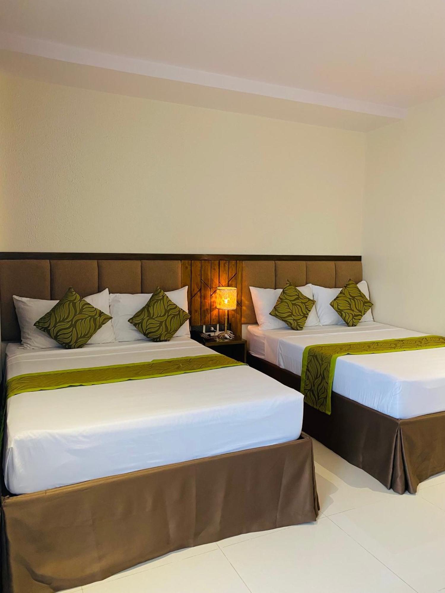 Maxi Hotel And Event Center Тагбиларан Экстерьер фото