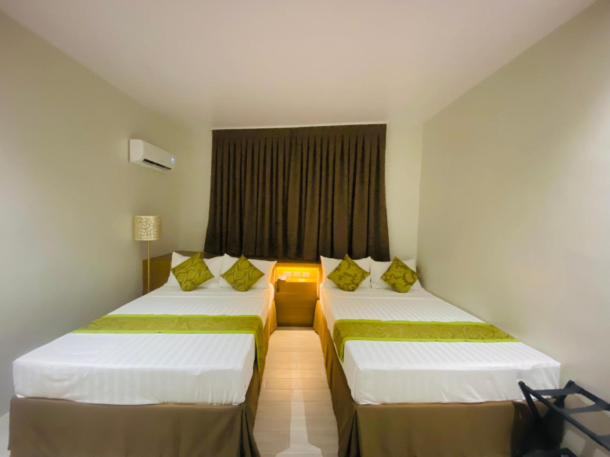 Maxi Hotel And Event Center Тагбиларан Экстерьер фото