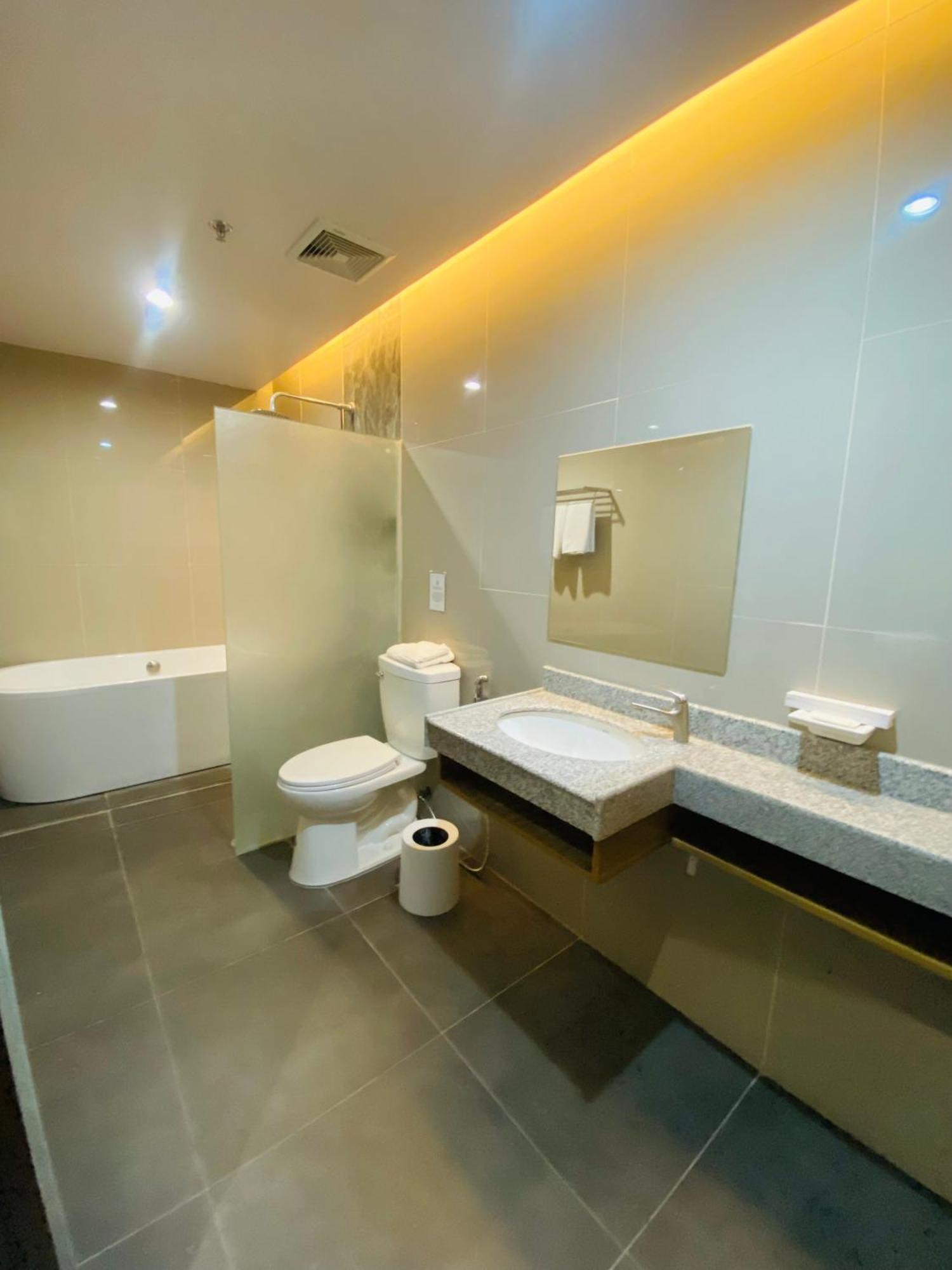 Maxi Hotel And Event Center Тагбиларан Экстерьер фото