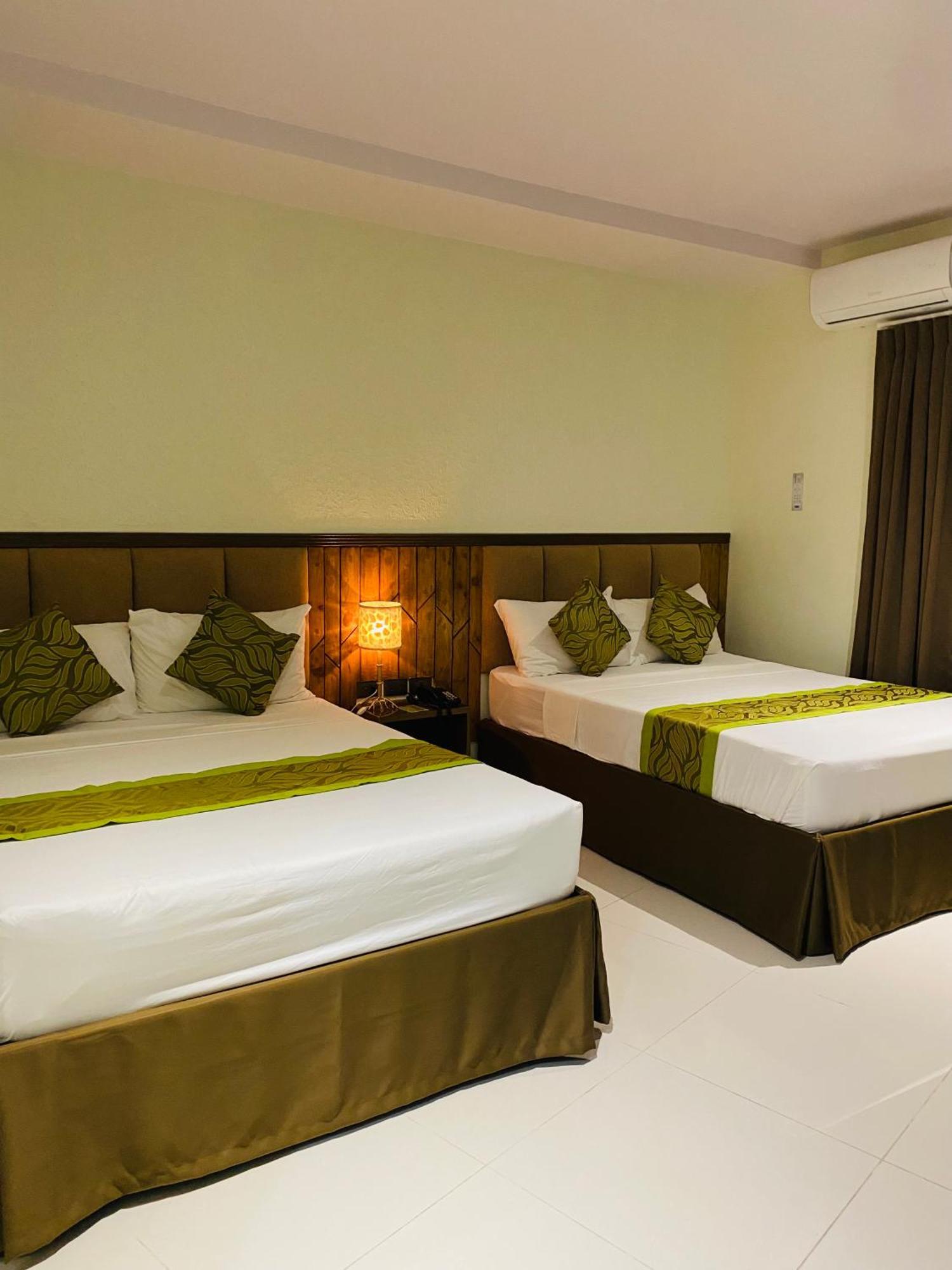 Maxi Hotel And Event Center Тагбиларан Экстерьер фото