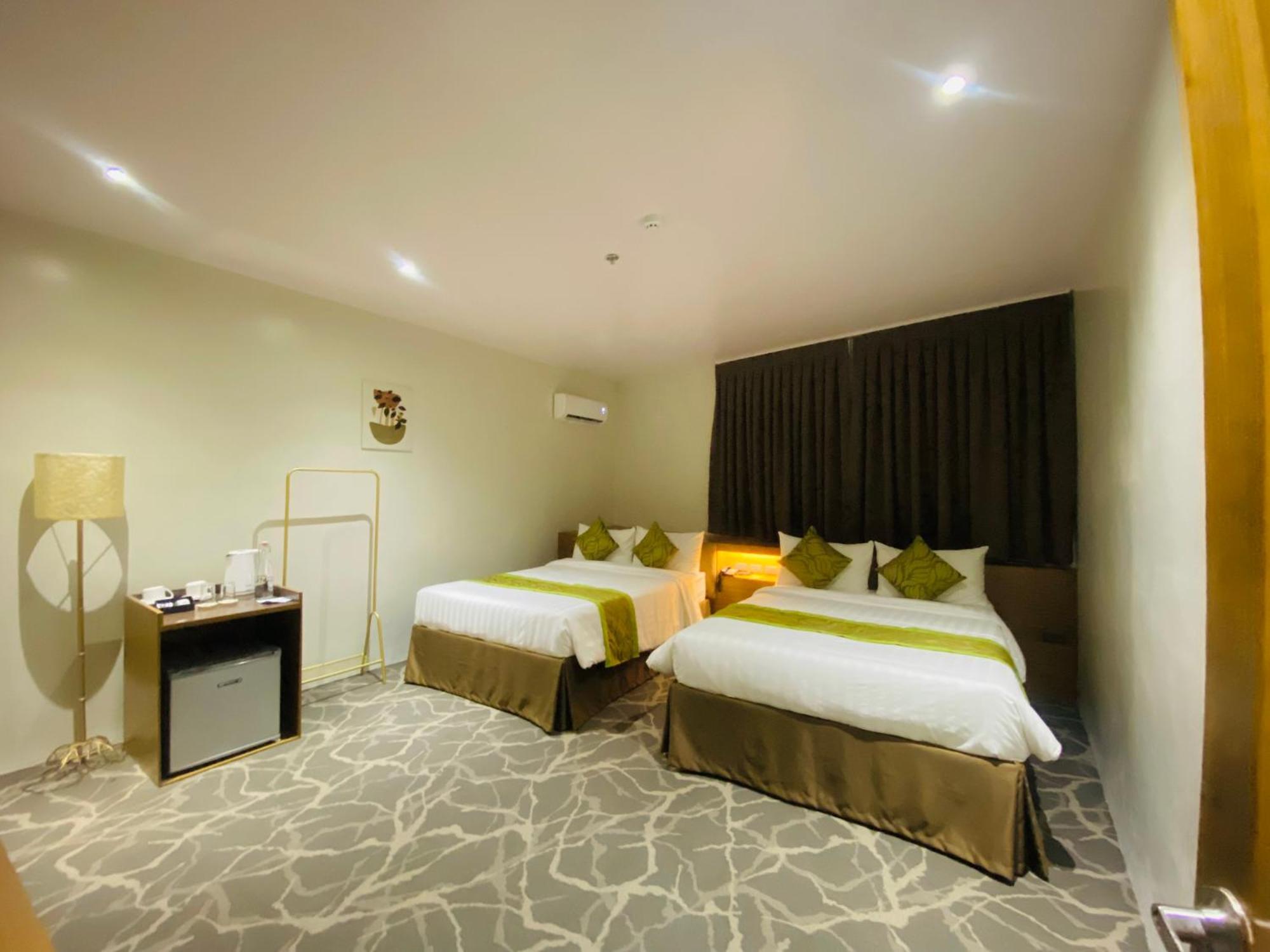 Maxi Hotel And Event Center Тагбиларан Экстерьер фото