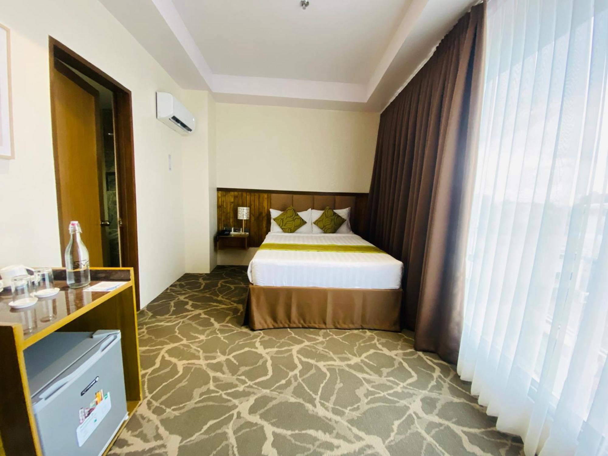 Maxi Hotel And Event Center Тагбиларан Экстерьер фото
