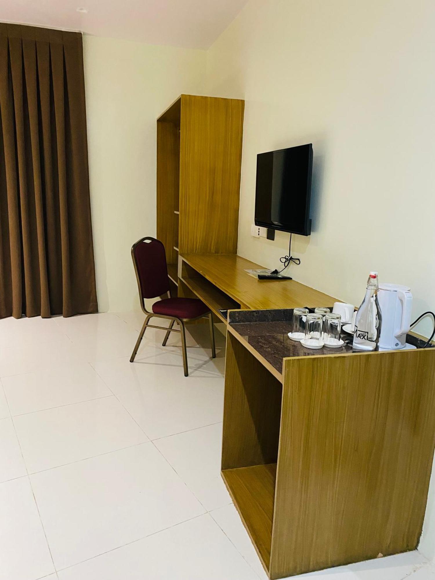 Maxi Hotel And Event Center Тагбиларан Экстерьер фото