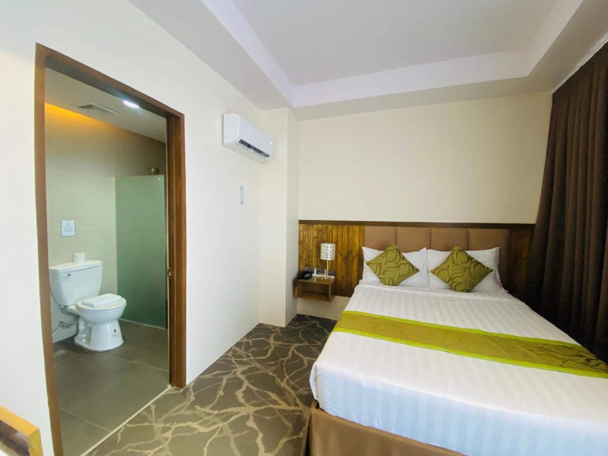 Maxi Hotel And Event Center Тагбиларан Экстерьер фото